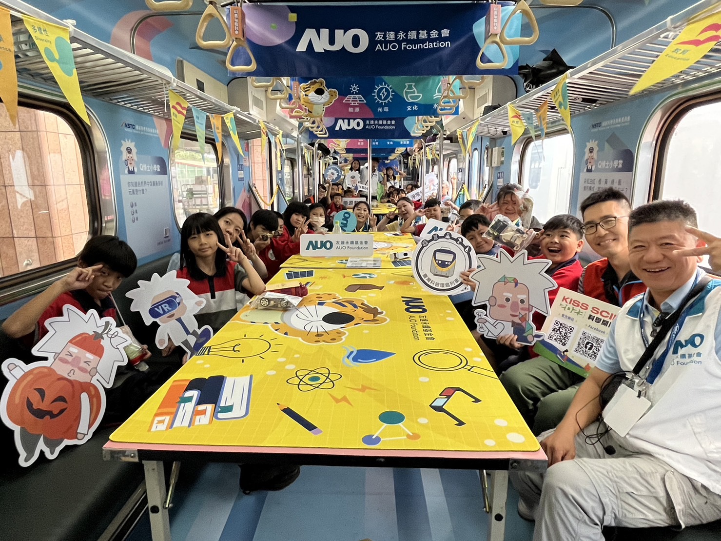 pg电子永續基金會參與「臺灣科普環島列車」，設計基礎科學車廂課程，以「淨零碳排和永續能源」為主題，讓學生透過創意實驗認識淨零知識，以及思考生活中的減碳行為