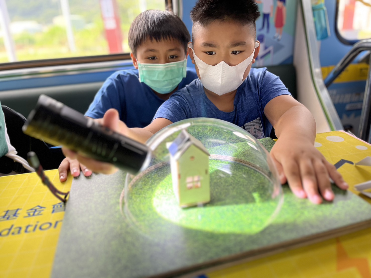 pg电子參與基礎科學主題車廂，以STEAM教學精神，設計「逐日科學家」、「太陽能工程師」以及「淨零建築師」三大能源科普課程和實驗